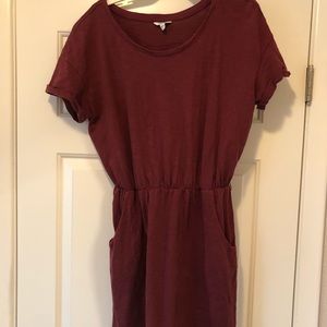 Women’s maroon shortsleeved dress with pockets